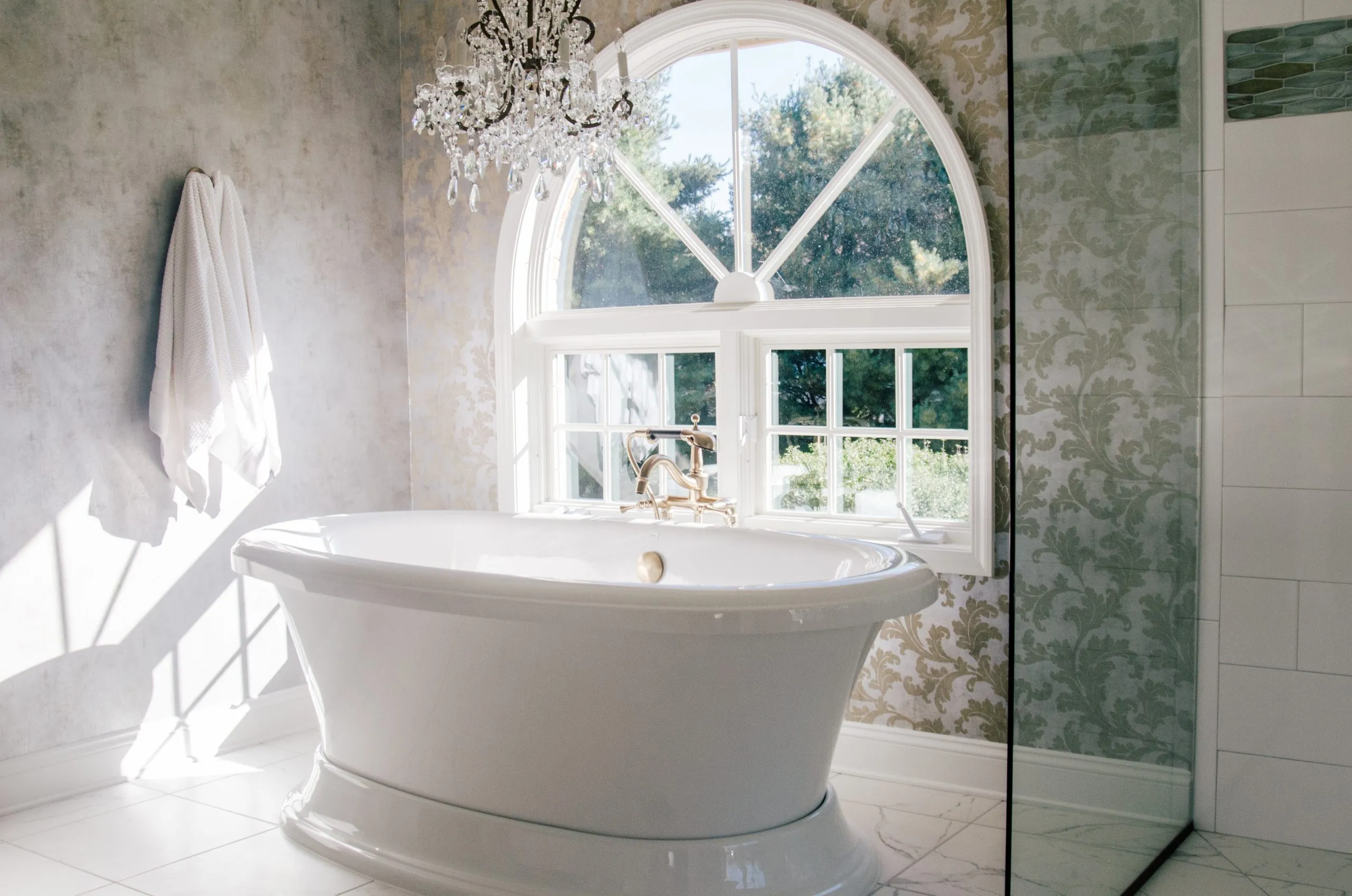 Elegant bath with freestanding tub